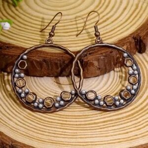 GEOMETRIC PEARL HOOP EARRINGS